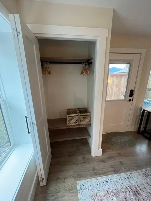 Modern Studio With Soft Tub And Mountain Views - Ratcliffe Guest Suite Duncan Exterior photo